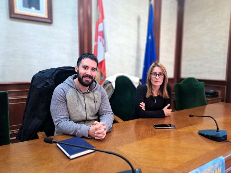 Kevin Blázquez, y Carmen Rubio durante la presentación de Hanukkah 2023 en Béjar