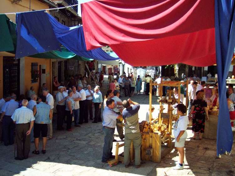 IMAGEN DE ARCHIVO. Uno de los primeros mercados de artesanía en Herguijuela de la Sierra