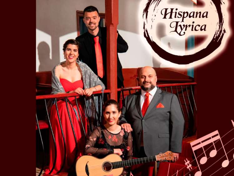 Cuatro personas posando. Una de ellas con una guitarra española