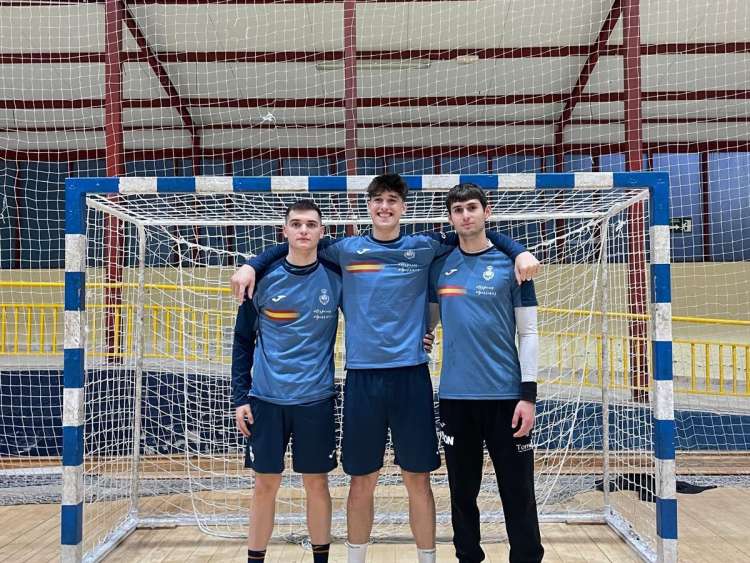 Tres jugadores de la selección nacional de balonmano junior