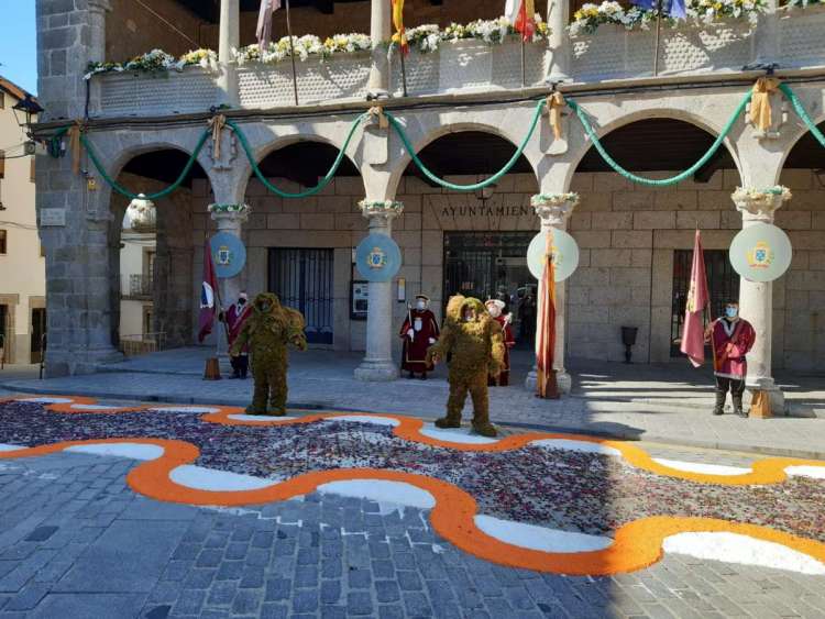 Hombres de Musgo y maceros frente al Ayuntamiento de Béjar