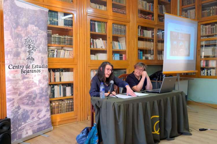 Charo Alonso durante su conferencia homenaje a Carmen Martín Gaite en el Casino Obrero de Béjar
