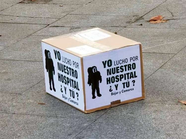 Caja de cartón en suelo con cartel reivindicativo