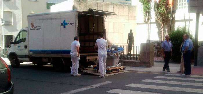 Camión del Sacyl a las puertas del Hospital de Béjar