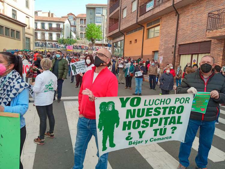 Varis personas con pancartas reivindicativas