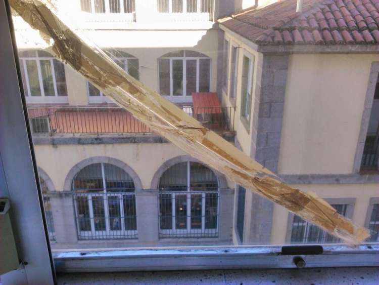 Crital de ventana roto en el Hospital Virgen del Castañar