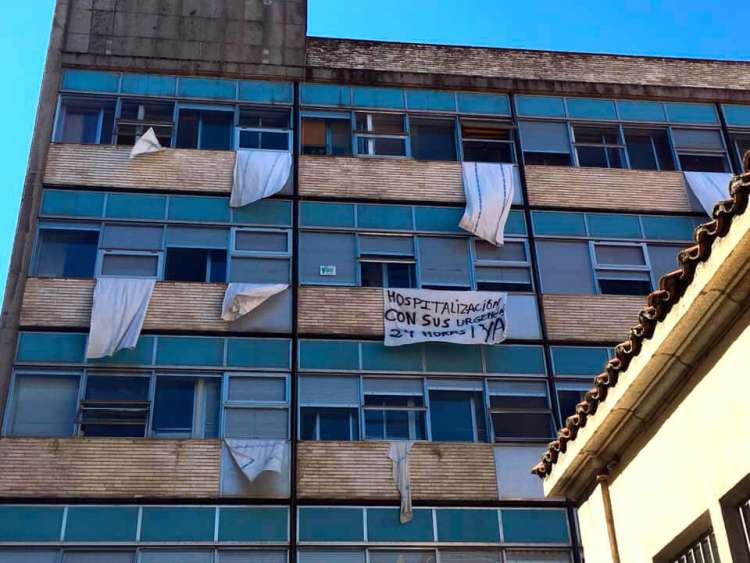 Exterior del hospital de Béjar con sábanas con mensajes reivindicativos en las ventanas