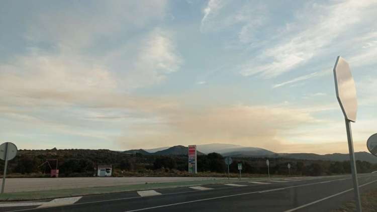 Humo del incendio en la Sierra de Candelario visto desde Béjar