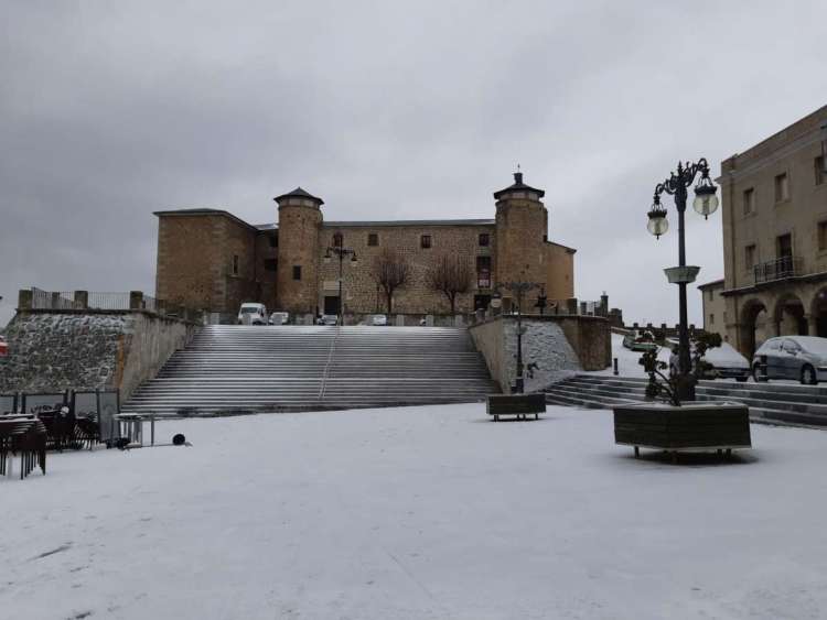 Plaza con palacio ducal al fondo, todo nevado