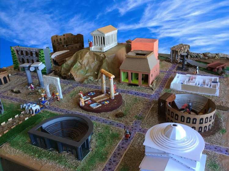 Edificios romanos pertenecientes a la exposición de las maquetas realizadas por los alumnos de 2º ESO de Cultura Clásica