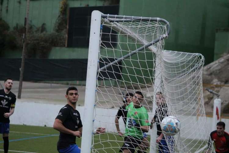 Varios jugadores junto a la portería durante el partido