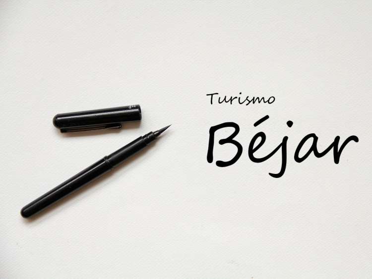 Rotulador junto al capuchón y las letras Turismo Béjar