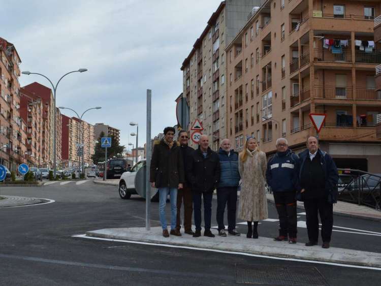 Concejales inaugurando la rotonda de la Calle Recreo