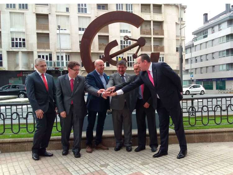 Representantes de las asociaciones de ingenieros técnicos industriales junto a concejales en La Corredera