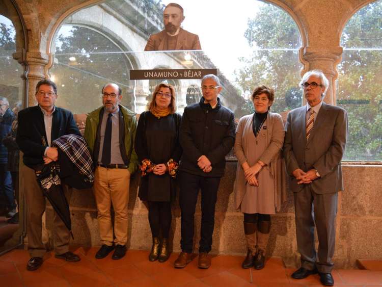 Autoridades durante la inauguración de la muestra