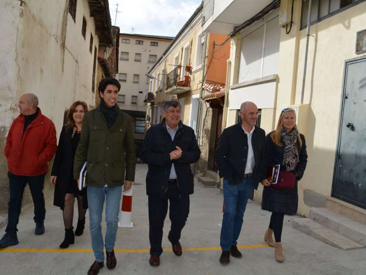 Concejales del PP pasean por la zona de las obras en Travesía del Rollo