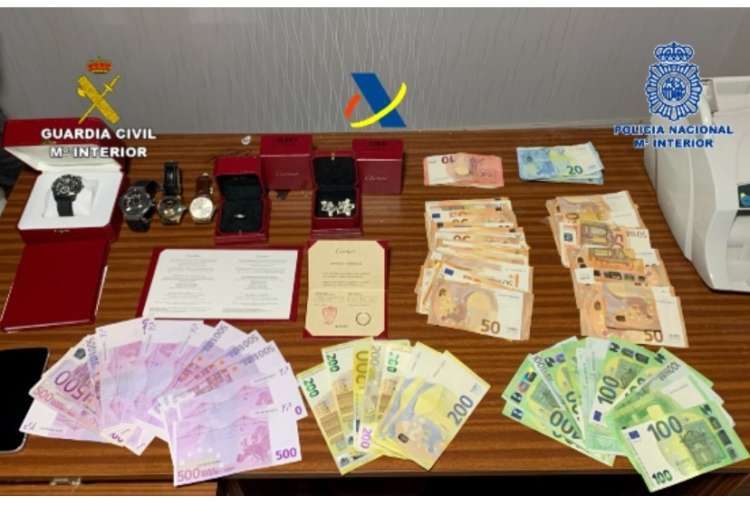 Parte del material y dinero incautado