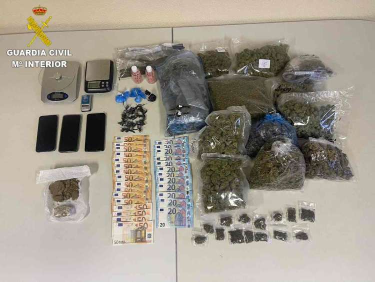 Imagen del alijo y el dinero incautado por la Guardia Civil