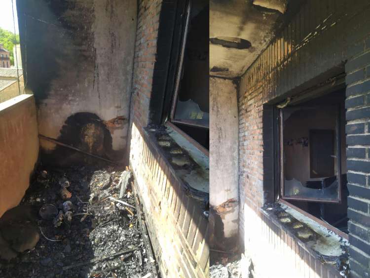 Balcón calcinado de la vivienda