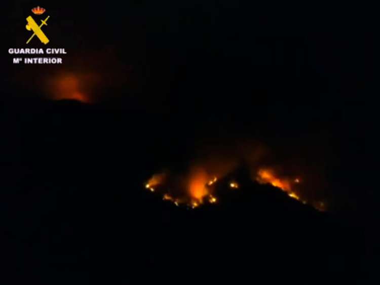 Vista del incendio desde frone por la vertiente del Valle de Jerte esta noche