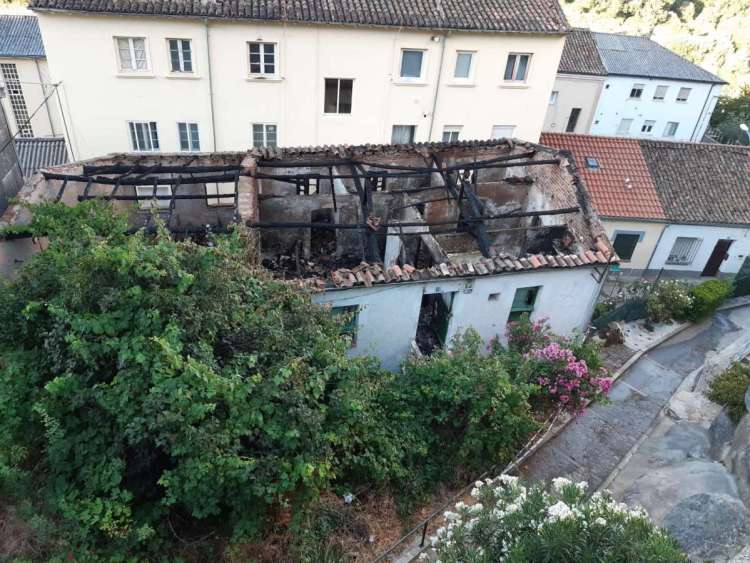 Edificio abandonado incendiado en Travesía de Padre Roca