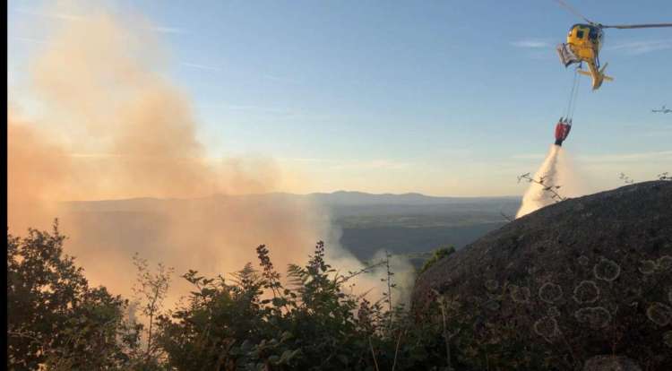 Labores de extinción del incendio en Puerto de Béjar- La Garganta