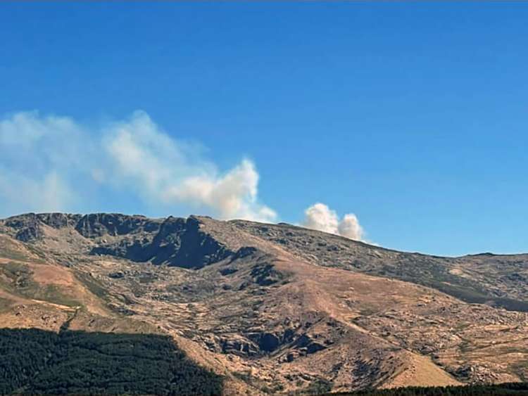 Vista de la columna de humo sobre la Sierra de Béjar y Candelario
