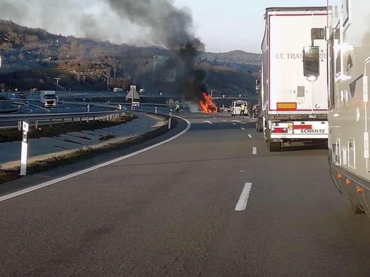 Coche ardiendo en la A-66