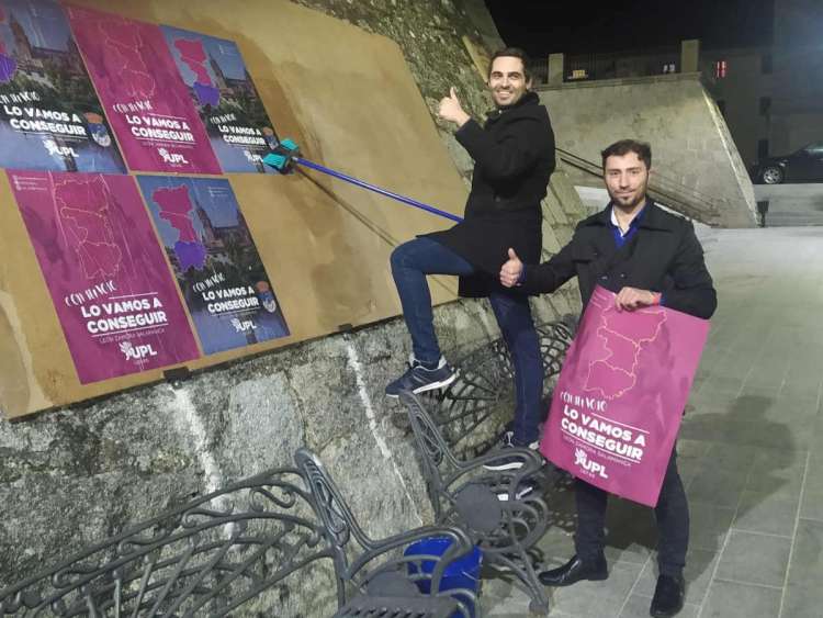 Pegada de carteles UPL en Béjar