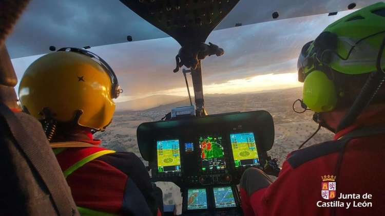 Vista desde el interior del helicóptero de rescate de la Junta de Castilla y León durante una operación de evacuación en Peña Negra