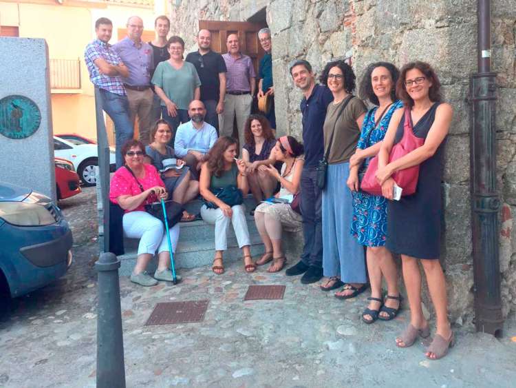 Comitiva a la puerta del Museo Judío