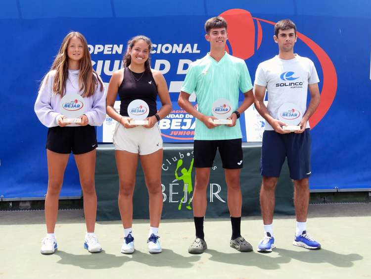 Finalistas del ITF Junior Ciudad de Béjar posan con sus trofeos