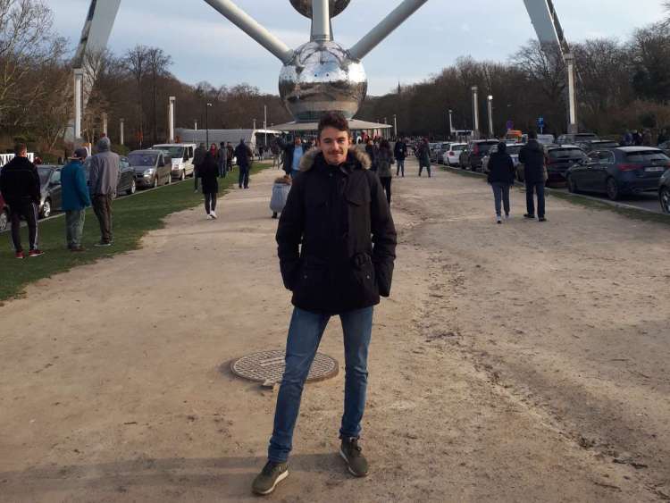 Iván Aris , ingeniero Civil  frente a la escultura atomium de  Bruselas. Imagen USAL