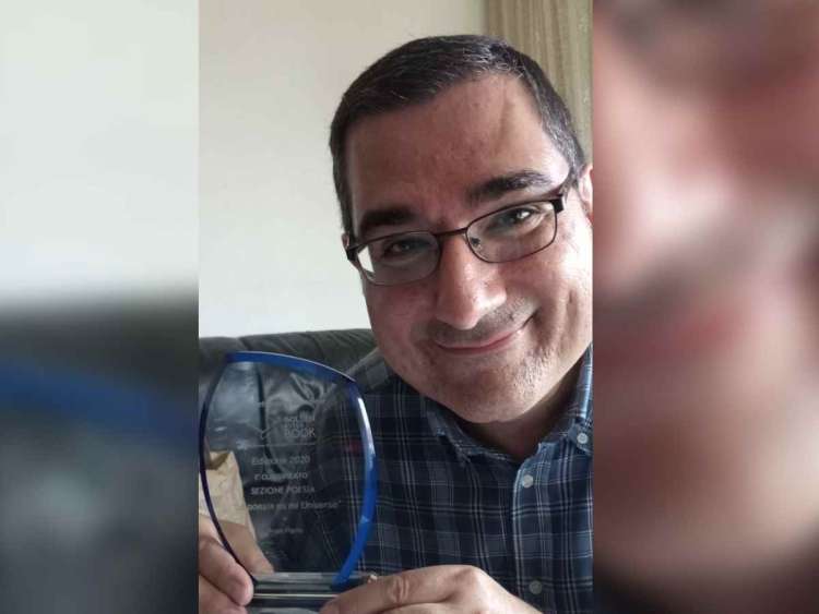 El escritor, Ivan Parro, muestra su premio, satisfecho