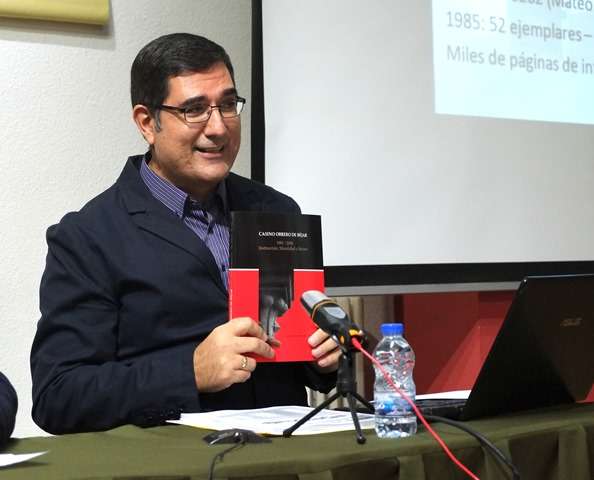 Hombre sosteniendo un libro