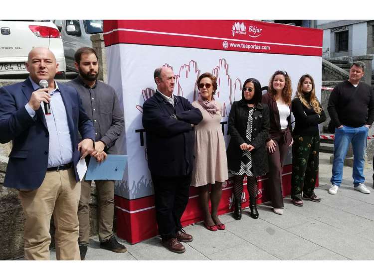 Javier Garrido junto a parte de la candidatura de Tu Aportas