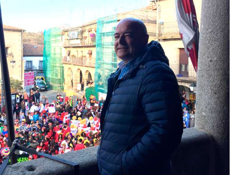Javier Garrido Novoa en el balcón del Consistorio