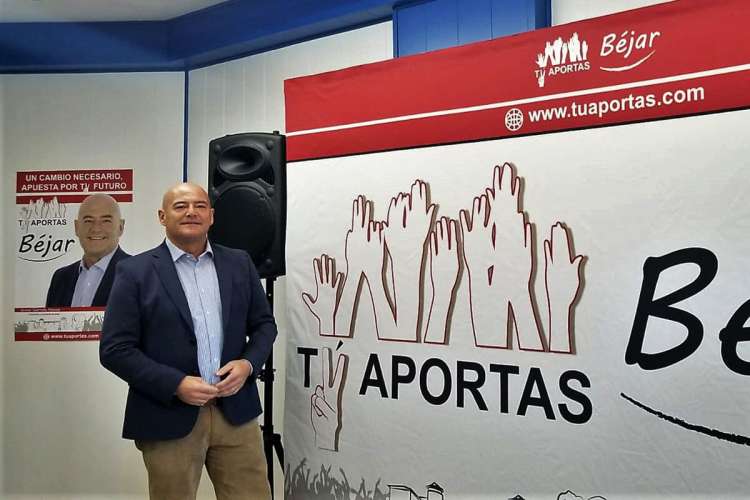 Javier Garrido en el interior de la oficina del candidato de Tú Aportas