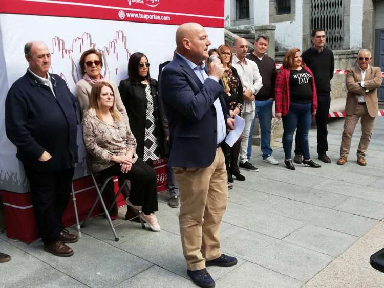 Javier Garrido, portavoz de Tú Aportas Béjar durante la presentación de la candidatura a las municipales de Béjar