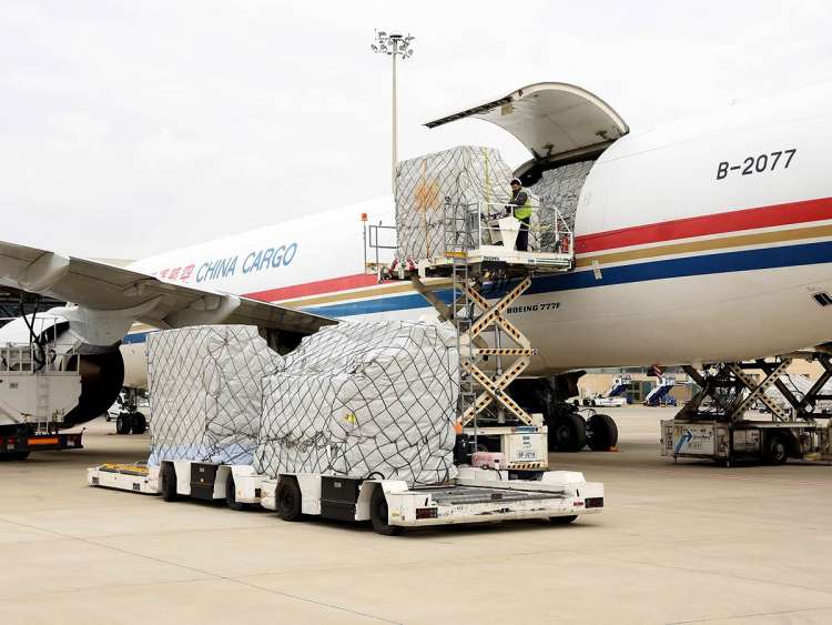 Avión llegado de China descargando material sanitario