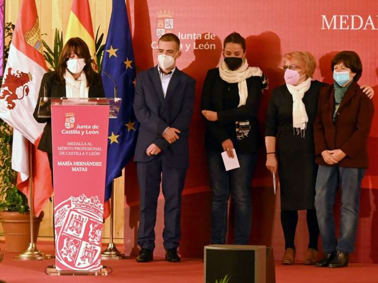 Varias personas junto a un atril