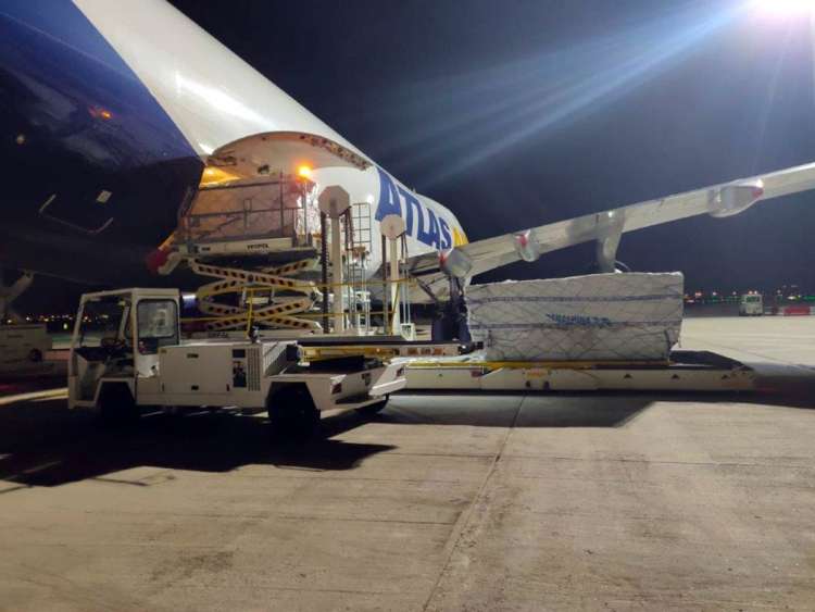 Avión con material sanitario