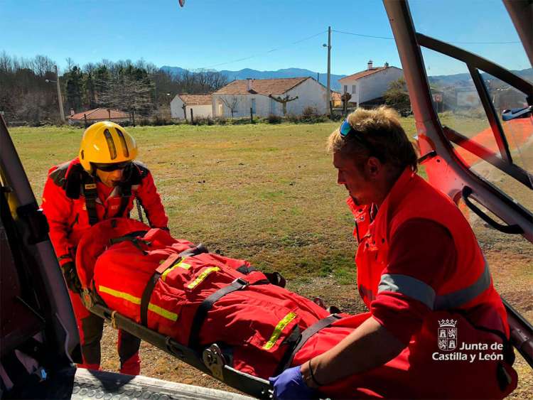Miembros del Grupo de Rescate de Protección Civil auxilian al  un varón lesionado en la ruta de subida a las ruinas del castillo viejo de Valero