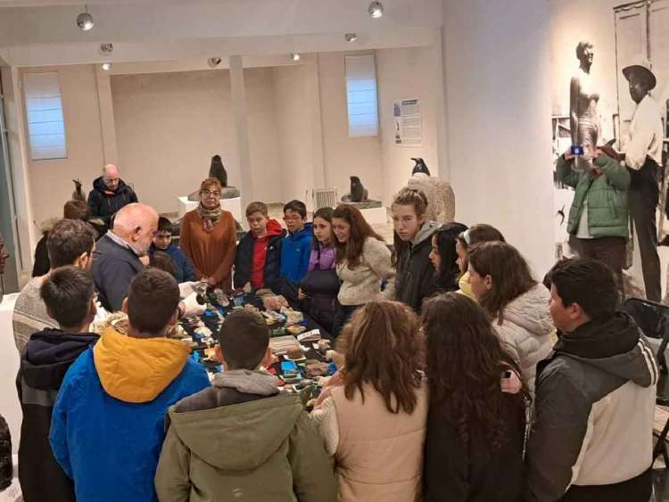 Jesus Arana Muestra su colección de minerales y rocas a los alumnos en el museo Mateo Hernández