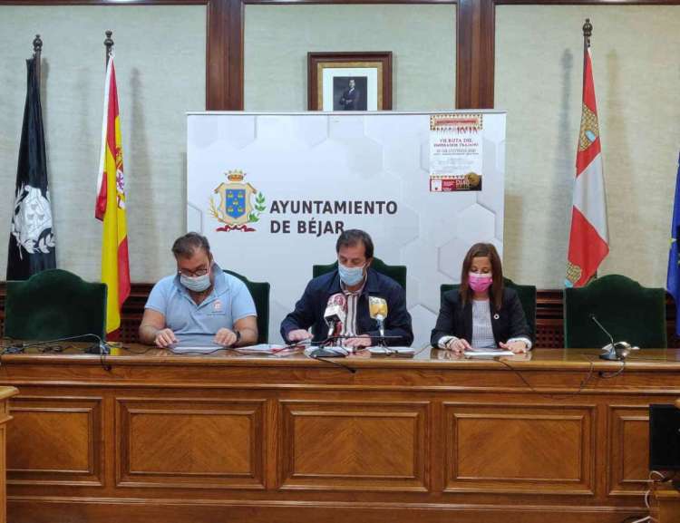 Tres personas sentadas a una mesa