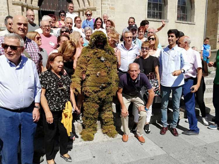 Asistentes a las jornadas junto al Hombre de Musgo