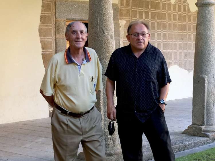 Dos hombres posando en el claustro del CMC San Francisco de Béjar