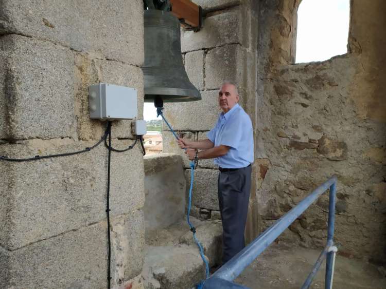 Persona tocando las campanas