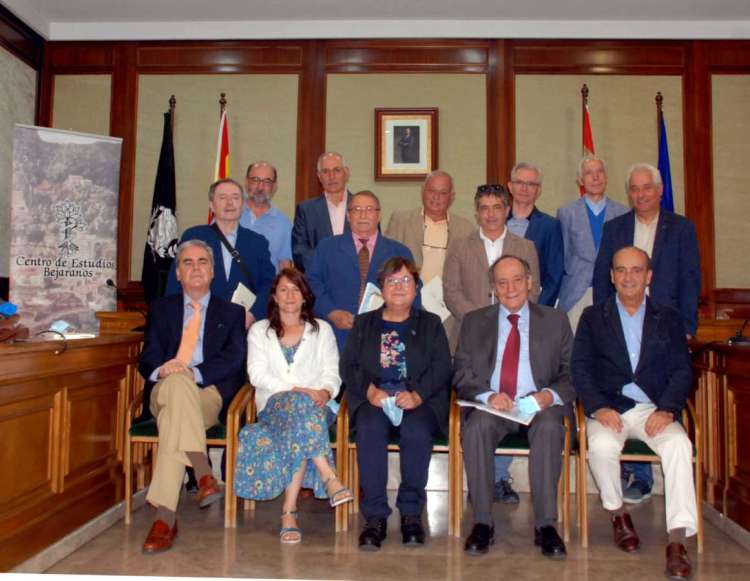 Grupo de personas posando para una foto