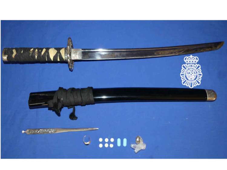 Katana incautada por la Policía antes de la detención del joven